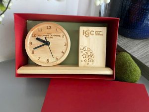 Đồng hồ để bàn có ống bút