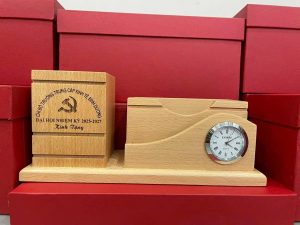 Đồng hồ gỗ để bàn có ống bút và đồng hồ