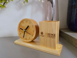 đồng hồ có ống bút khắc Shine